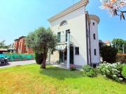 Case e ville in vendita di 300 m² in Via Madonnina, 104