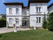 Case e ville in vendita di 320 m² in Via A. Volta, 18