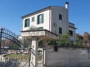 Case e ville in vendita di 320 m² in Via Quadroni, 160