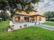 Case e ville in vendita di 325 m² in Via San Felice, 60