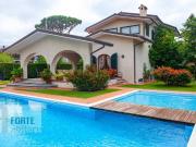 Case e ville in vendita di 327 m² in Via Martiri della...