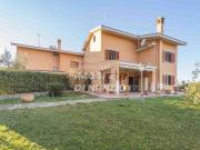 Case e ville in vendita di 330 m² in Via di Grotte Maria, 1