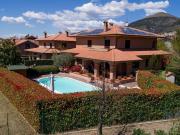 Case e ville in vendita di 330 m² in Via Francesco Allegrini