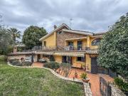 Case e ville in vendita di 330 m² in Via Gastone Monaldi