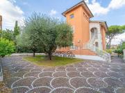 Case e ville in vendita di 330 m² in Via Tre Taberne