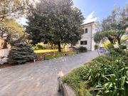 Case e ville in vendita di 330 m² in Viale Pini, 5