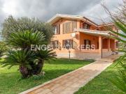 Case e ville in vendita di 343 m² in Via Ovile della...