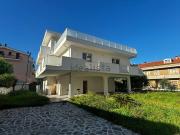 Case e ville in vendita di 347 m² in Via Ugo Foscolo