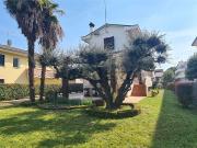 Case e ville in vendita di 370 m² in Via Guasti
