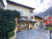 Case e ville in vendita di 374 m² in Via Colla, 57