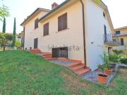 Case e ville in vendita di 380 m² in Via Marche