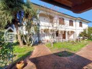 Case e ville in vendita di 380 m² in Via Vecchia III, 55100