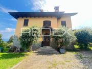 Case e ville in vendita di 380 m² in Via Vignola