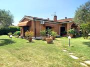 Case e ville in vendita di 384 m² in Via Mario Mattoli