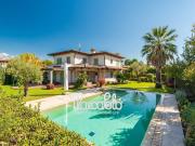 Case e ville in vendita di 400 m² in Via Francesco...