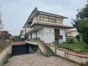 Case e ville in vendita di 400 m² in Via Molise, 8