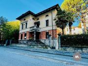 Case e ville in vendita di 402 m² in Viale Cossetti, 15