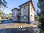 Case e ville in vendita di 420 m² in Via Cesare Battisti, 21