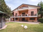 Case e ville in vendita di 450 m² in Salita Curcuruto, 8