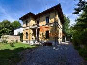 Case e ville in vendita di 450 m² in Viale Cesare...