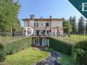 Case e ville in vendita di 470 m² in Via del Bevilacqua, 11