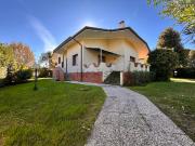 Case e ville in vendita di 470 m² in Via L. Raffaelli, 63