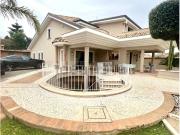 Case e ville in vendita di 527 m² in Via Parma