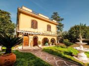 Case e ville in vendita di 575 m² in Via Appia Antica