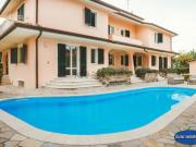 Case e ville in vendita di 580 m² in Via delle Orchidee, 12