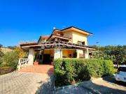 Case e ville in vendita di 590 m² in Via Grancida