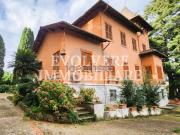 Case e ville in vendita di 800 m² in Via di Villa Grazioli