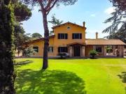 Case e ville in vendita di 943 m² in Via Nazareno...