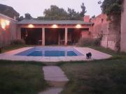 Casa Céntrica con piscina En Venta!