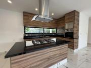 Casona colonial con espacios amplios y gran potencial,...