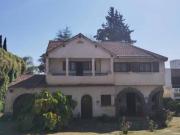 Casona en Unquillo, pleno centro, gran terreno