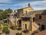 Castiglione del Lago, antico casale rinnovato in una...