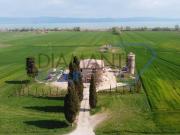 Castiglione Del Lago Pg: Tipico casolare in corso di...