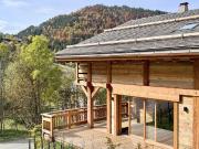 Ce chalet neuf vendu meublé et décoré est édifié sur 4...