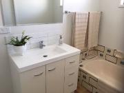 Central 3 bedroom townhouse close to beach & cbd!