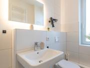 Central 3 room old building apartment with balcony –...