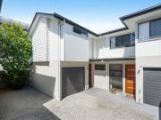 CENTRAL MODERN TOWNHOME IN BOUTIQUE COMPLEX