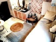 Pentes: Chambre avec Lit Meubles Évier Induction.