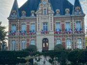 Centre ville de Rueil Malmaison, face à l’Hôtel de Ville