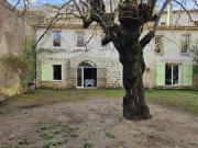 Centre ville, propriété de caractère avec jardin et parking