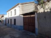 Céntrica casa con garaje y patio para reformar. Oportunidad!