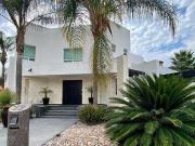 CÉNTRICA RESIDENCIA EN VENTA RINCONADA JACARANDAS