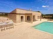 Cerca del hermoso pueblo de Porreres que data del siglo...