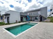 Chácara com 03 dormitórios em Condomínio Fechado em Ibiuna