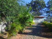 Chácara com ampla área verde, 03 dormitórios e...