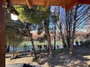 Chacra rodeada por el río chubut con hermosa vivienda